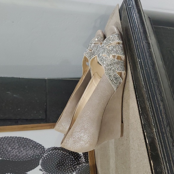 ALEX MARIE DRESSY OPEN TOE SHIMMER WEDGE LEATHER SHOES  CREAM SILVER BRIDAL - Picture 1 of 14